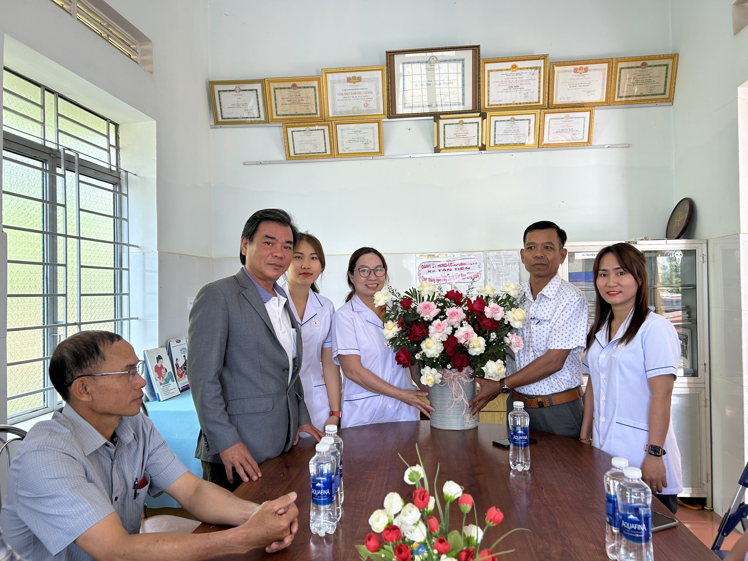 Lãnh đạo xã Tân Tiến thăm tặng quà Trạm y tế nhân kỷ niệm 69 năm ngày thầy thuốc Việt Nam (27/2/1955-27/2/20234
