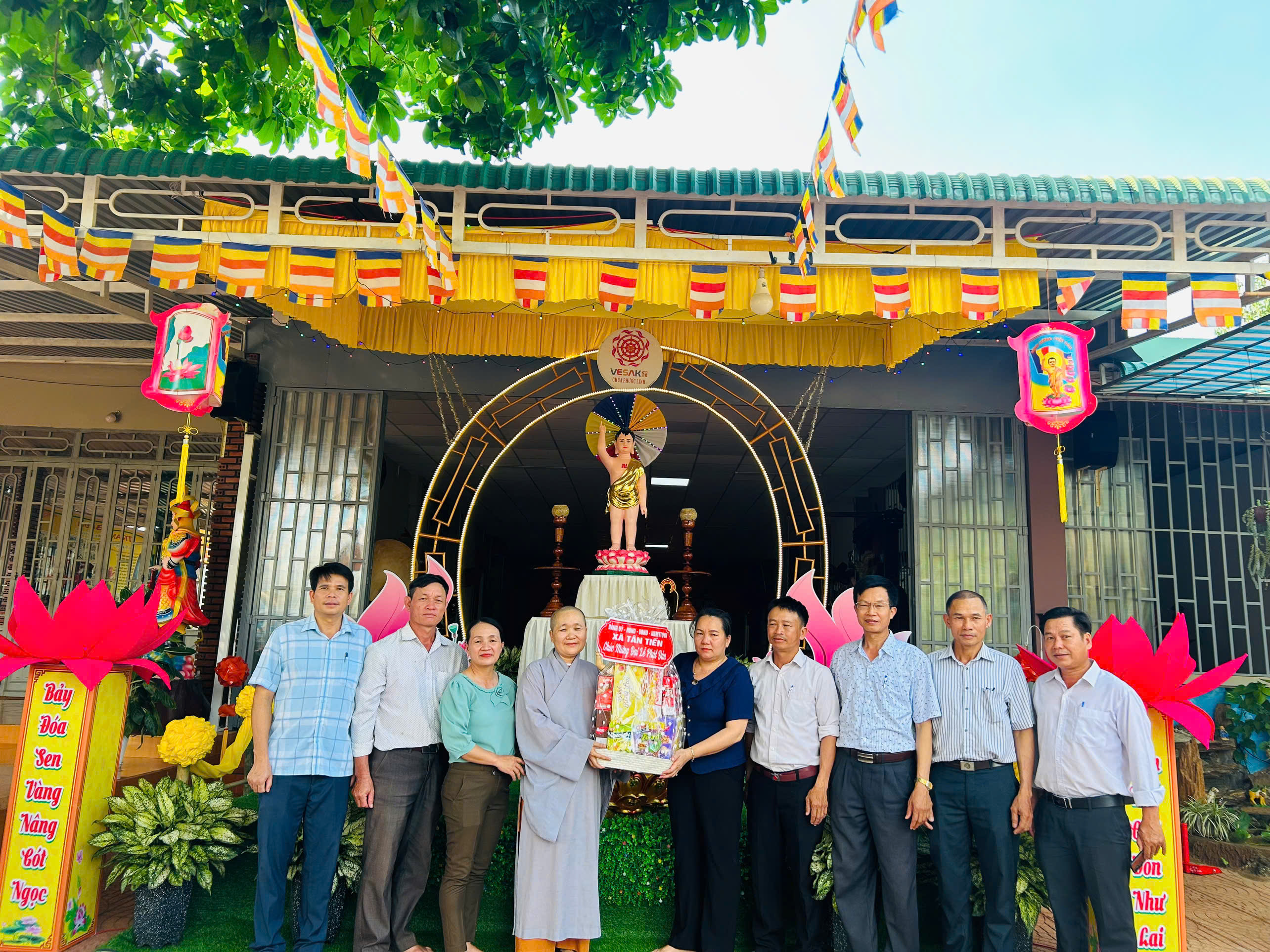 LÃNH ĐẠO XÃ TÂN TIẾN THĂM VÀ TẶNG QUÀ CHÚC MỪNG CÁC CHỨC SẮC, NHÀ TU HÀNH TẠI CÁC CHÙA, NIỆM PHẬT ĐƯỜNG NHÂN DỊP LỄ PHẬT ĐẢN NĂM 2025
